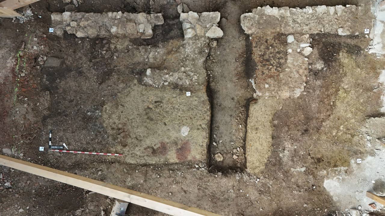 Freipräparierte Grabungsfläche.