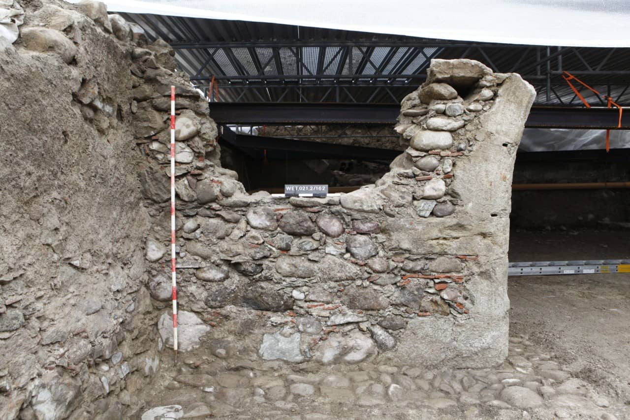 Blick auf die Trennmauer im Keller. Der obere mittlere Teil der Wand ist weggebrochen.