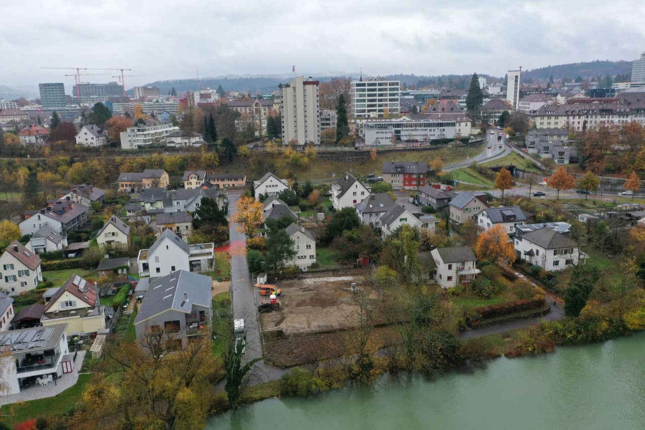 Drohnenaufnahme der Grabungsfläche direkt an der Aare im Quartier Telli in Aarau.