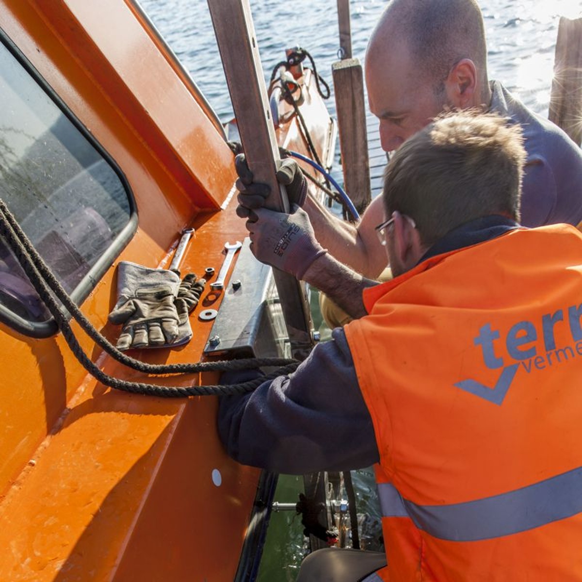 Der Echolot-Arm wird am Boot befestigt. 