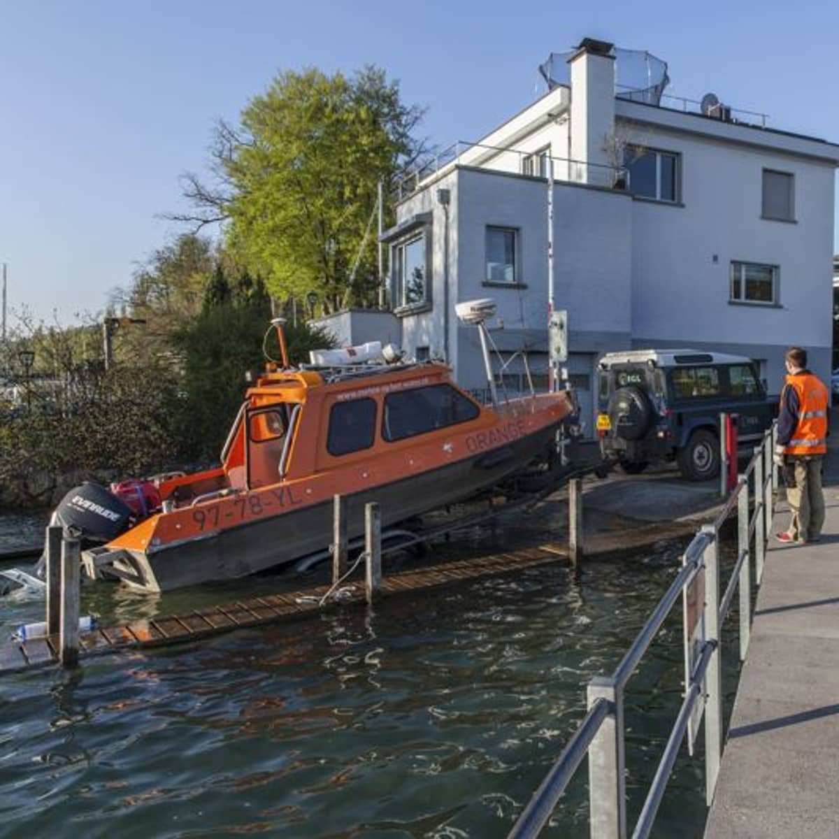 Das Echolot-Boot wird bei Beinwil ins Wasser gelassen.