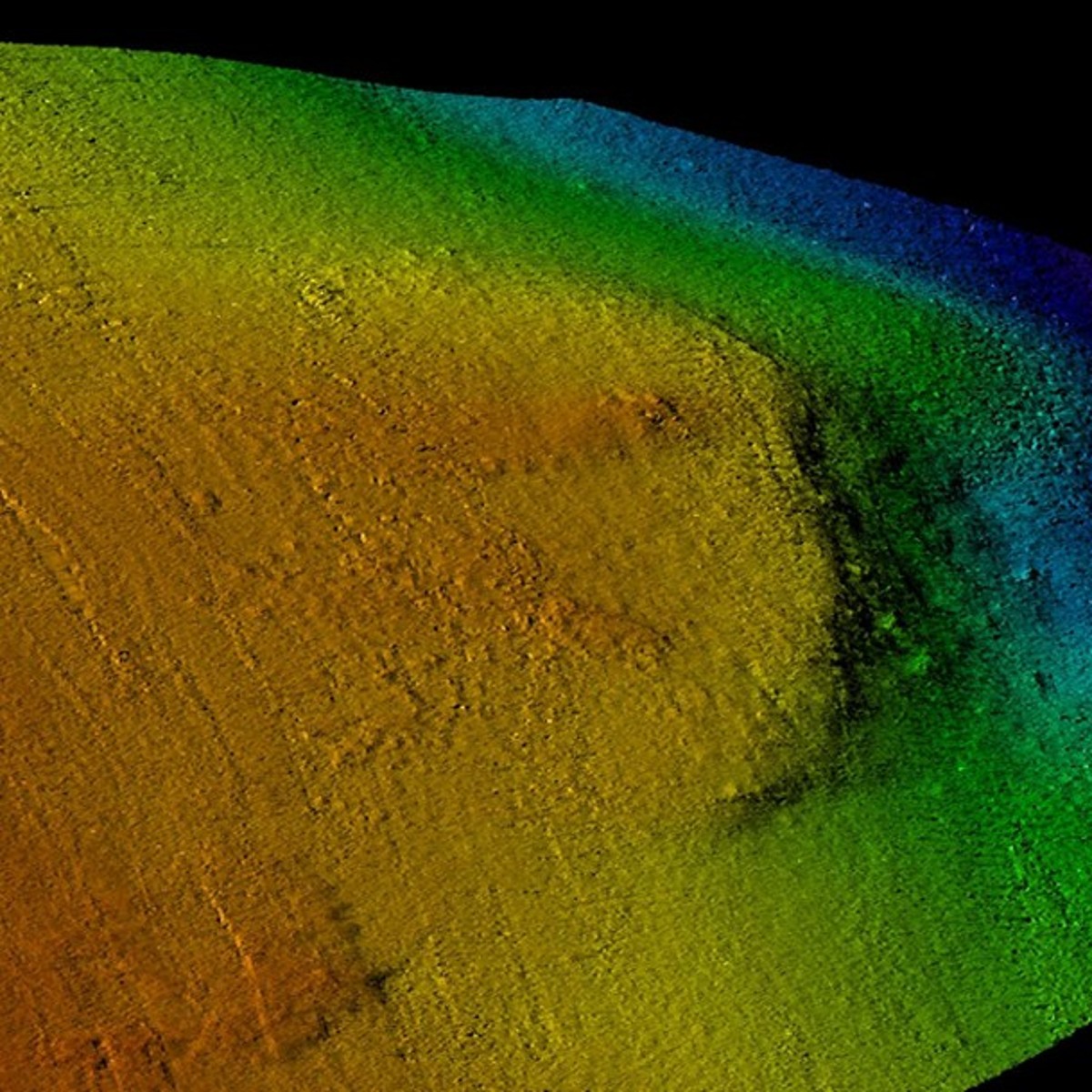 Mithilfe der Fächerecholot-Vermessung wird ein dreidimensionales Modell der Fundstelle unter Wasser erstellt.