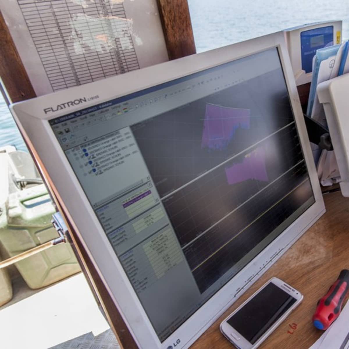 Im Echolot-Boot gibt es einen voll installierten Computerarbeitsplatz. Die Daten werden sofort verarbeitet.