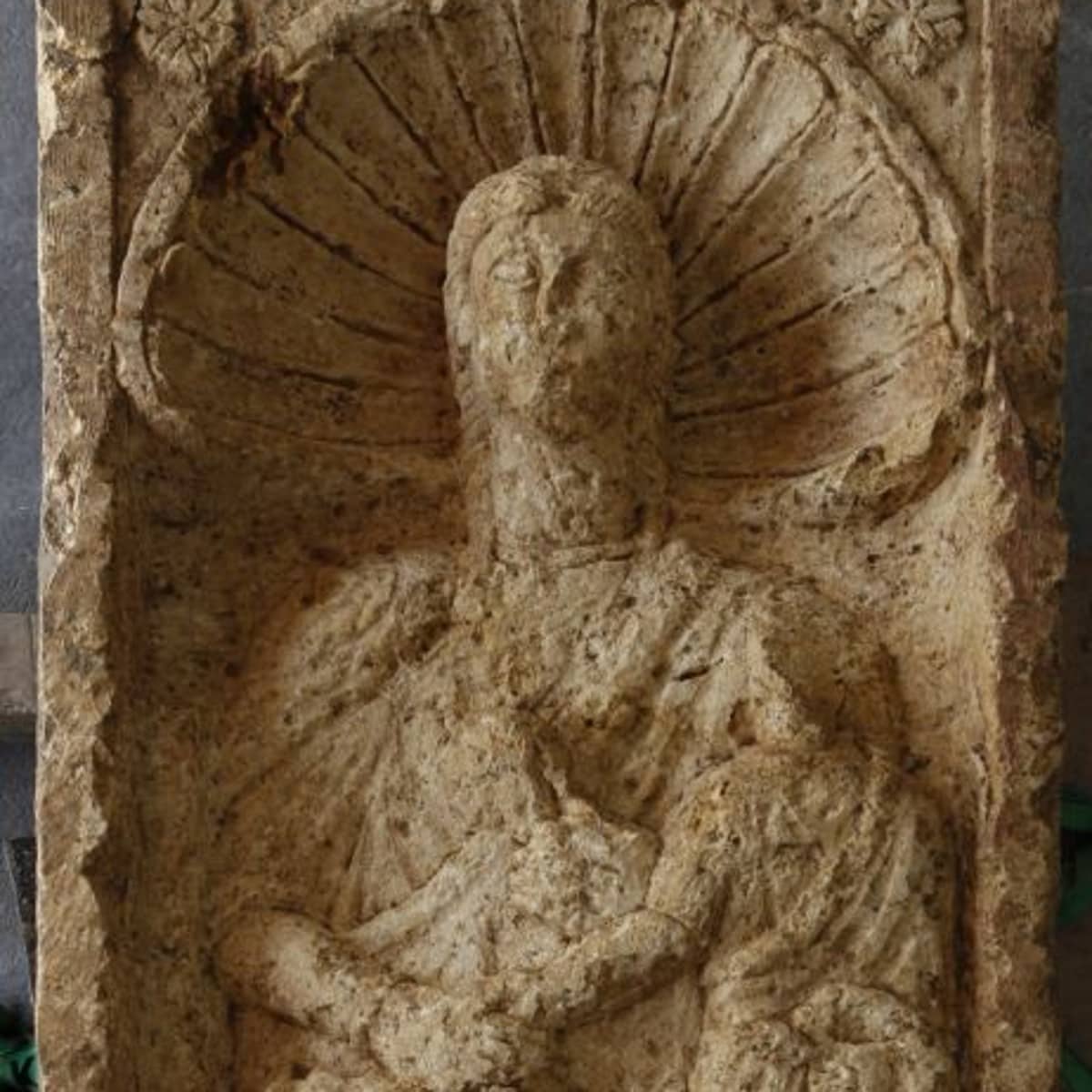 Der Grabstein der Maximila aus Bologna und der Dienerin Heuprosinis