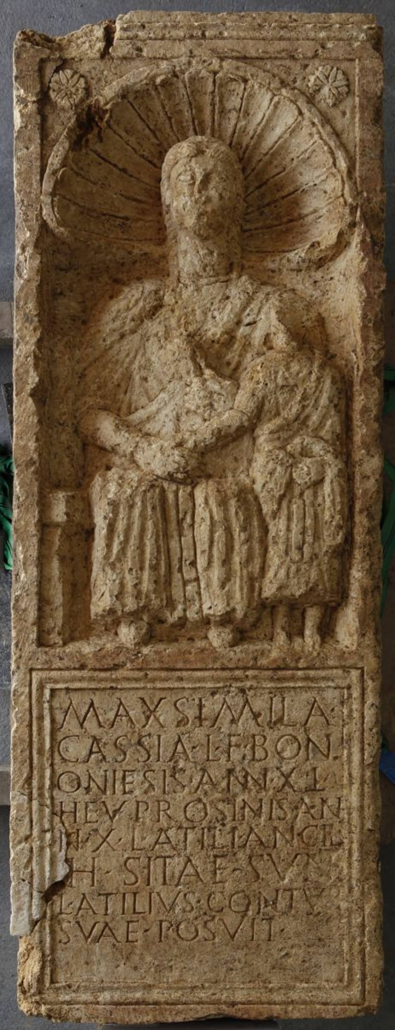Römischer Grabstein mit Relief einer Frau und Inschrift.