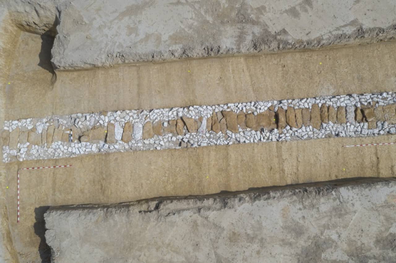 Drohnenaufnahme senkrecht der freigelegten Wasserleitung.
