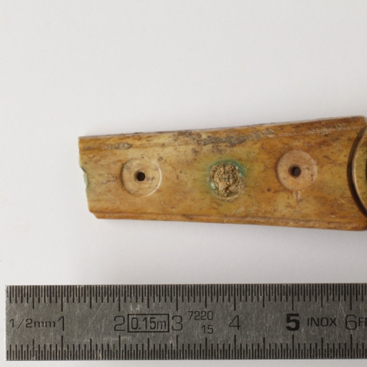 Griff-Fragment aus bräunlichem Knochen.