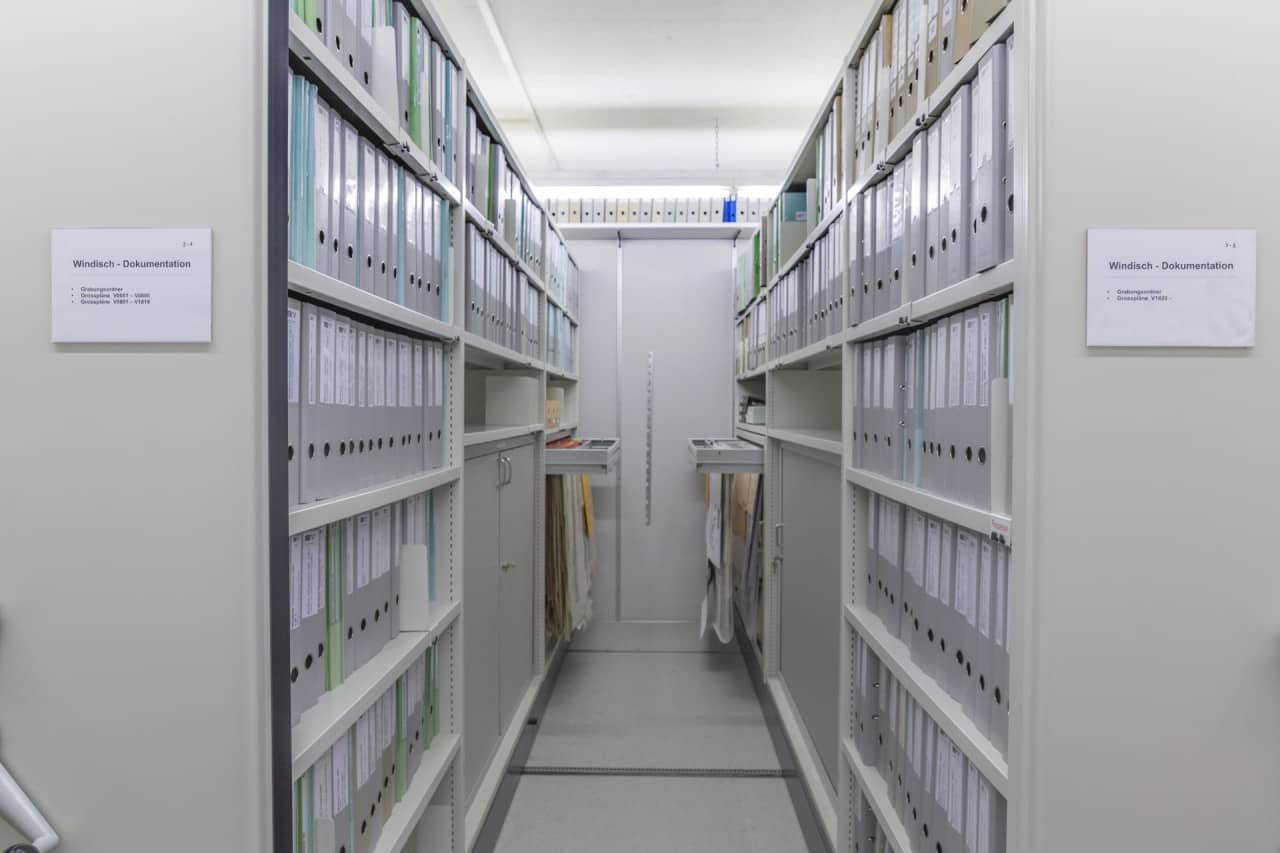 Blick ins Grabungsarchiv der Kantonsarchäologie mit Regalen voller Bundesordner.