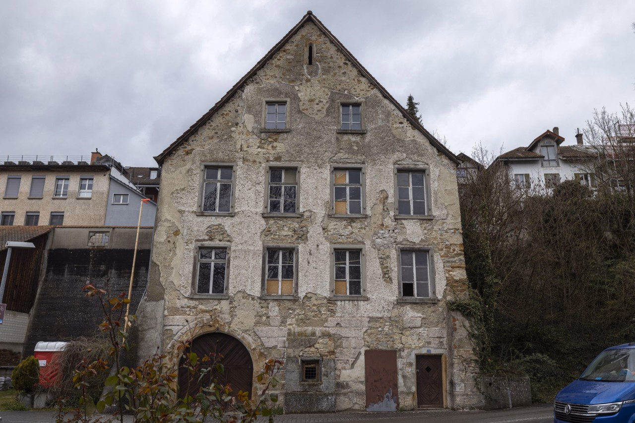 Ansicht des Bohler-Hauses, mit links einem grossen EIngangstor, drei Stockwerken und einen Giebeldach.