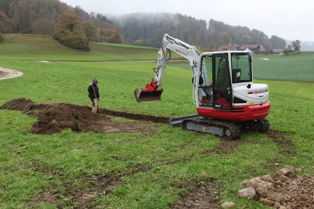 Ein Archäologe überwacht eine Baggersondierung.