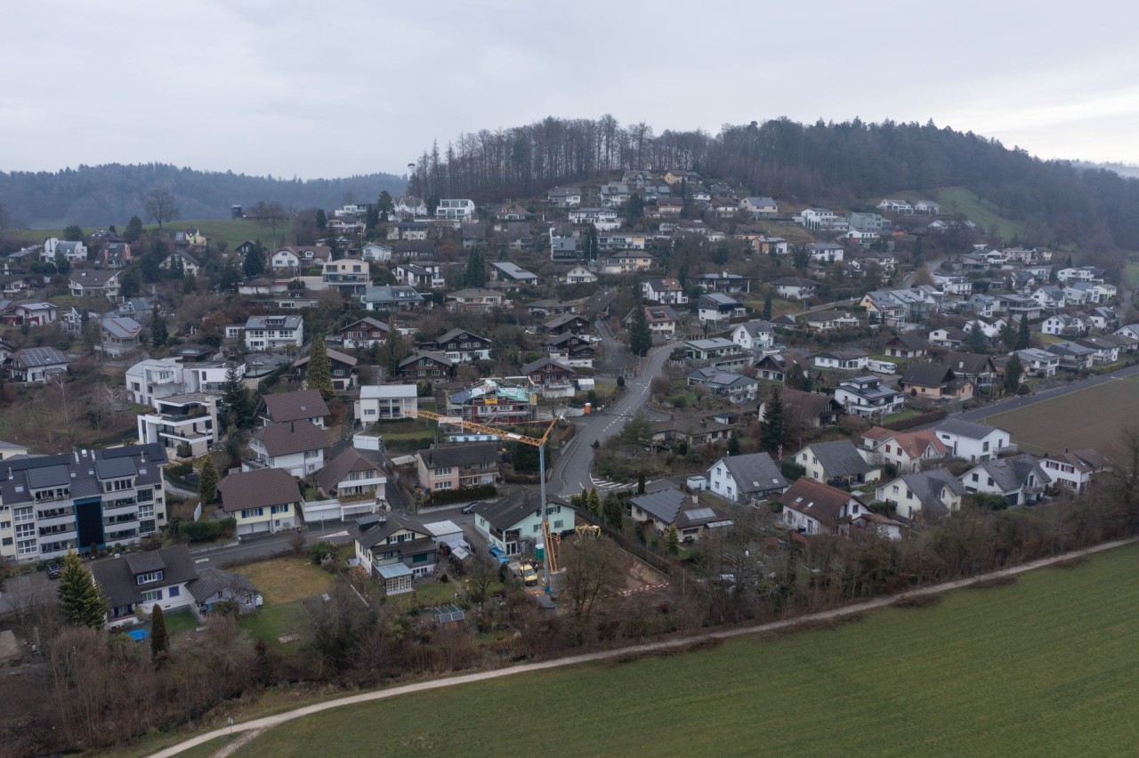 Drohnenaufnahme von Hirschthal mit der Grabungsfläche in der Bildmitte.