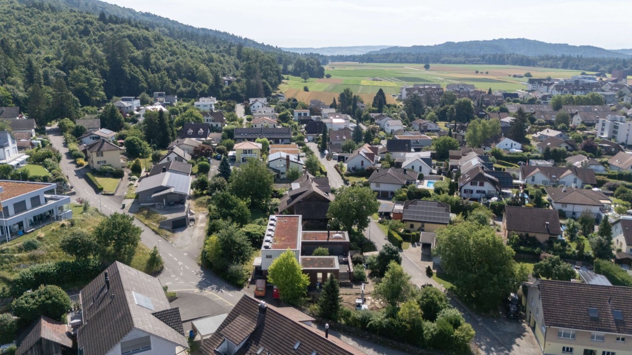 Drohnenaufnahme von Möriken-Wildegg mit der Ausgrabungsfläche in der Bildmitte.