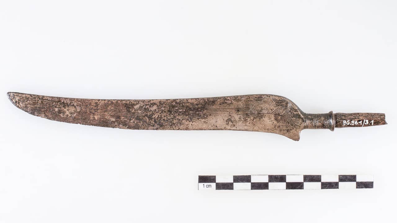 Ein bronzenes Messer mit fehlendem Griff.