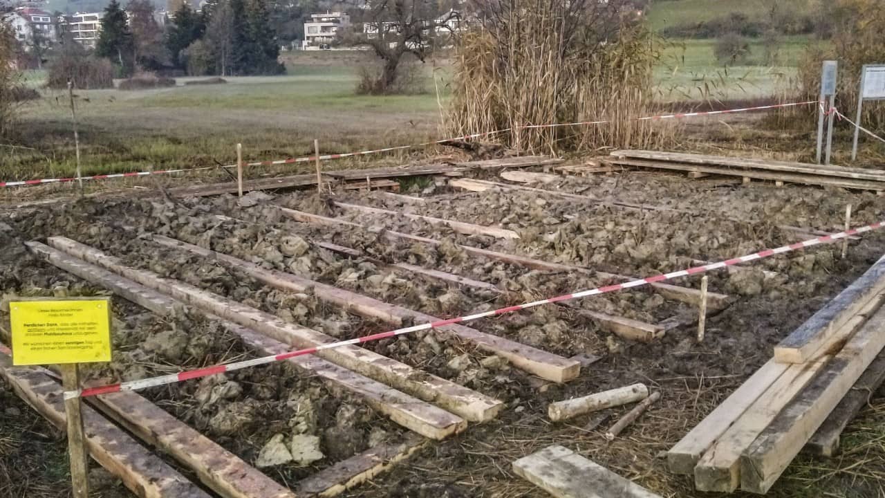 Längs auf der Erde liegende Balken. 