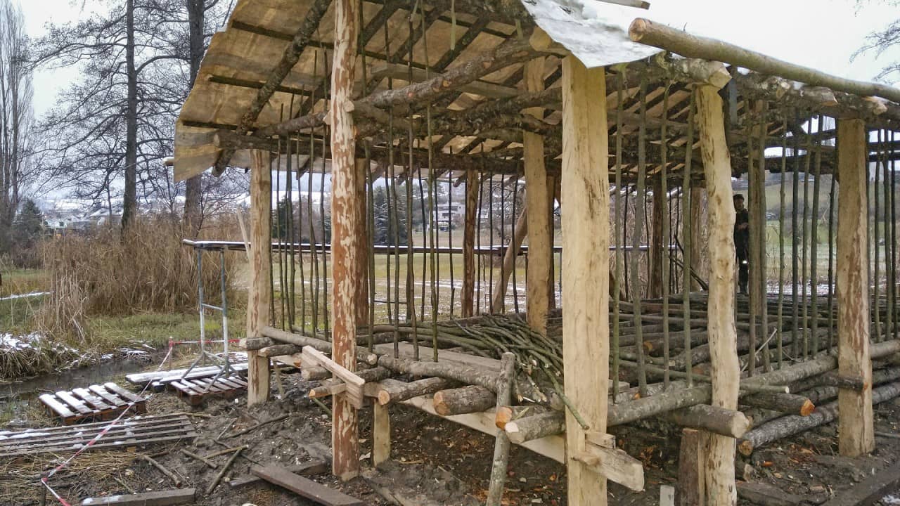 Blick aufs noch nicht verputzte Haus an der Giebelseite.