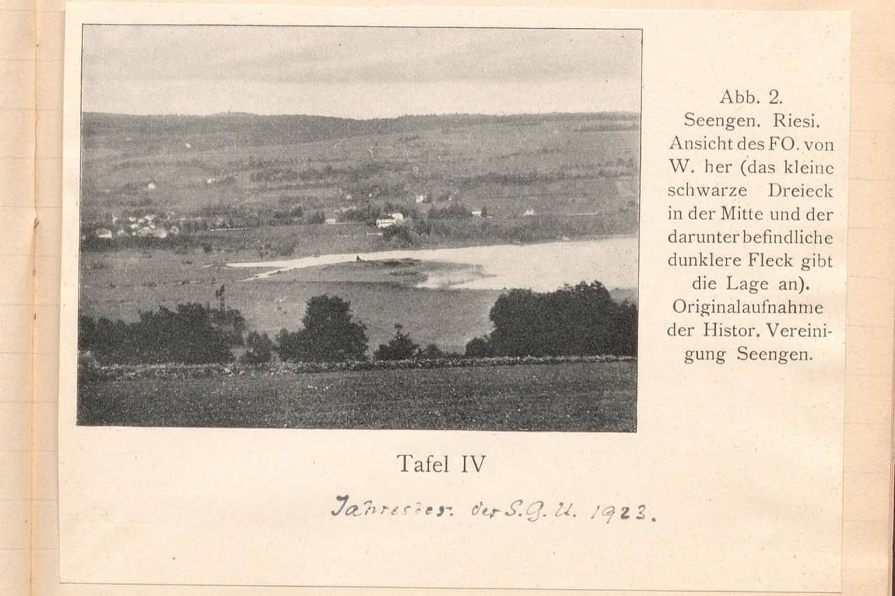 Aufgeschlagenes Tagebuch mit zwei eingeklebten Fotos. 