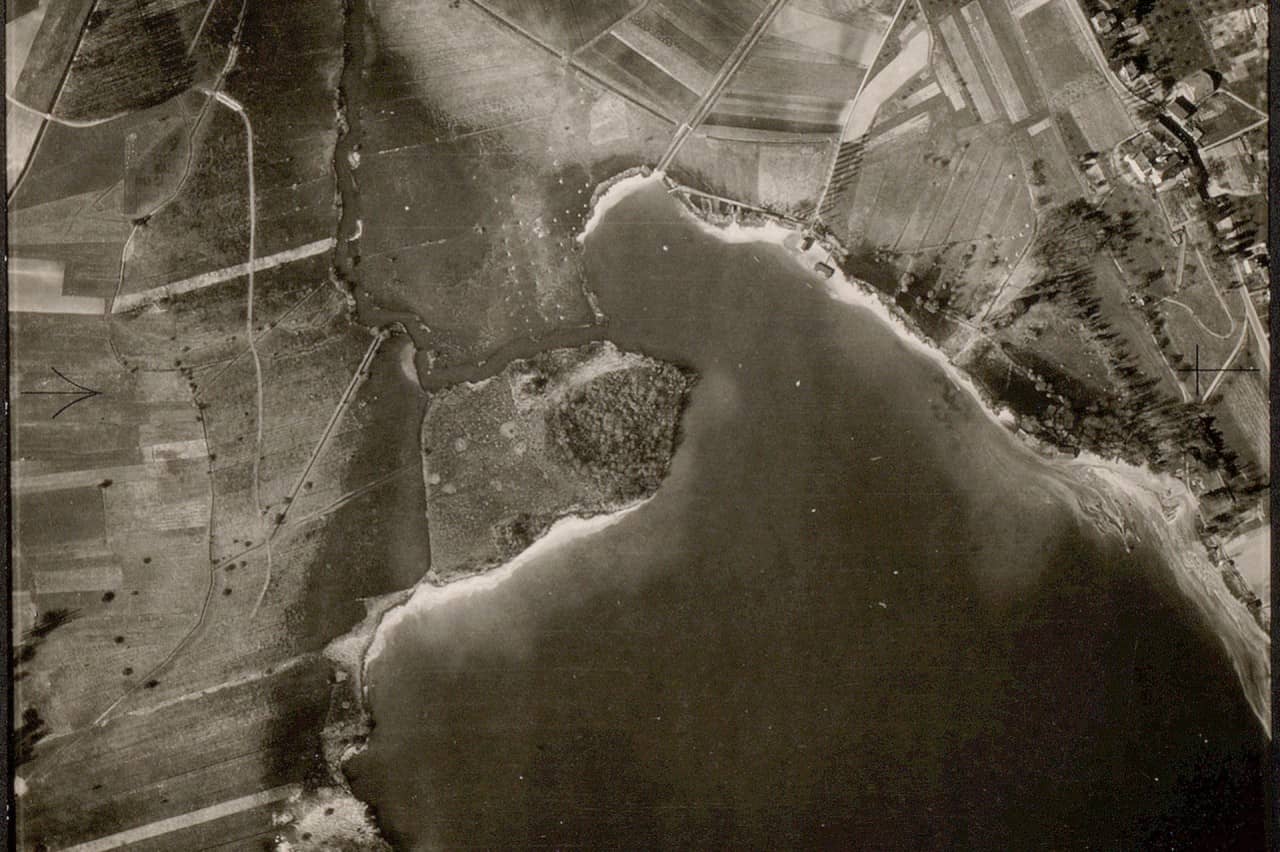 Luftbildaufnahme der Halbinsel RIesi 1950. 