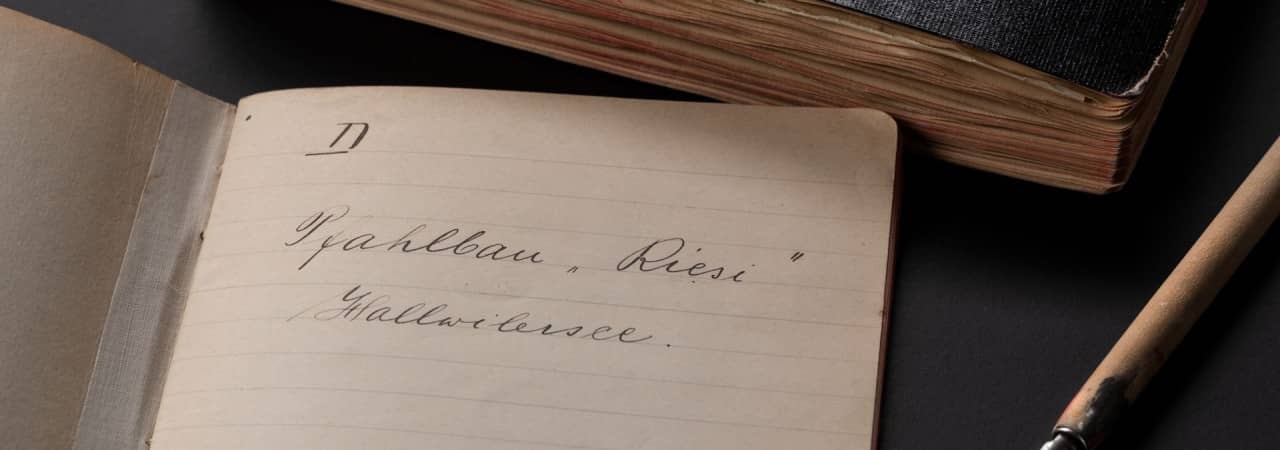 Aufgeschlagene erste Seite eines handschriftlichen Tagebuches.
