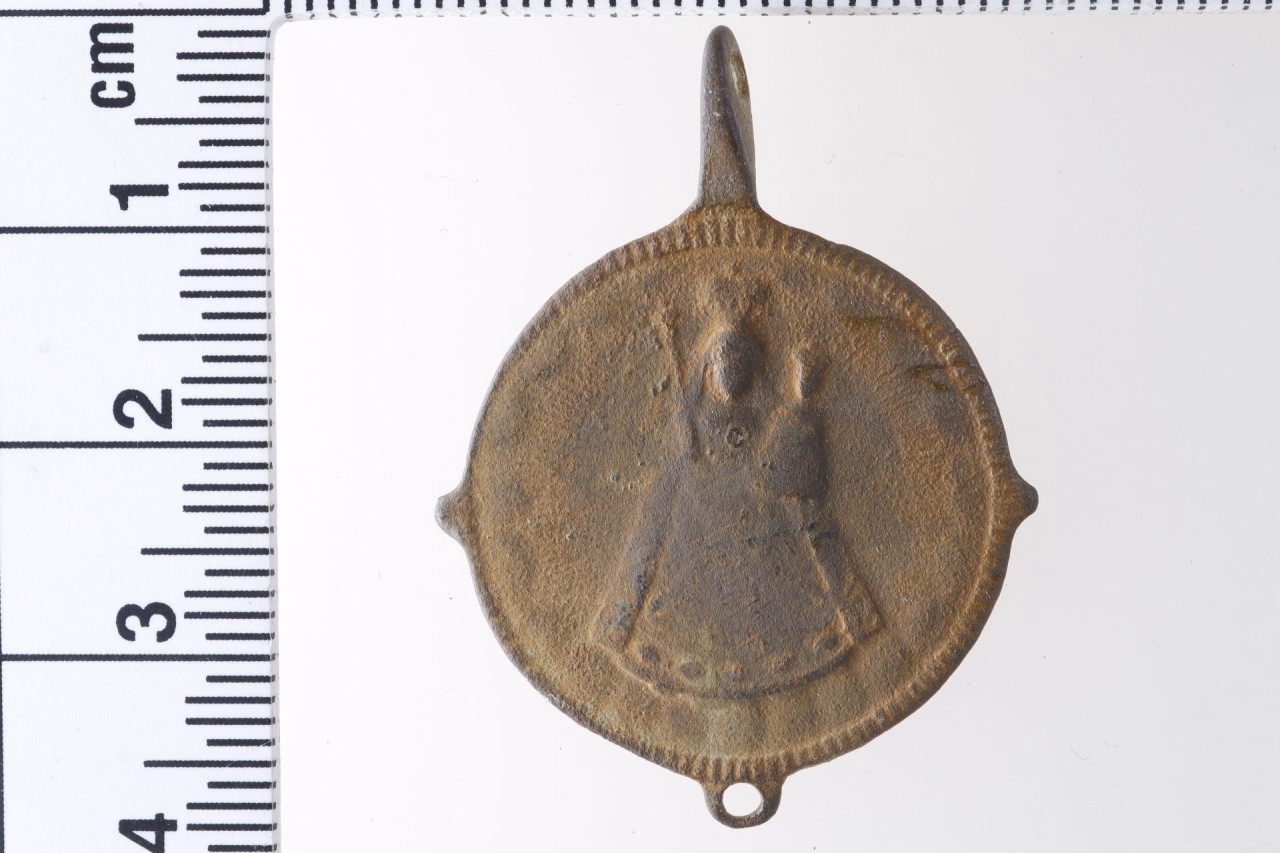 Rundes, braun korrodiertes Pilgerabzeichen mit der Darstellung der Maria von Einsiedeln.