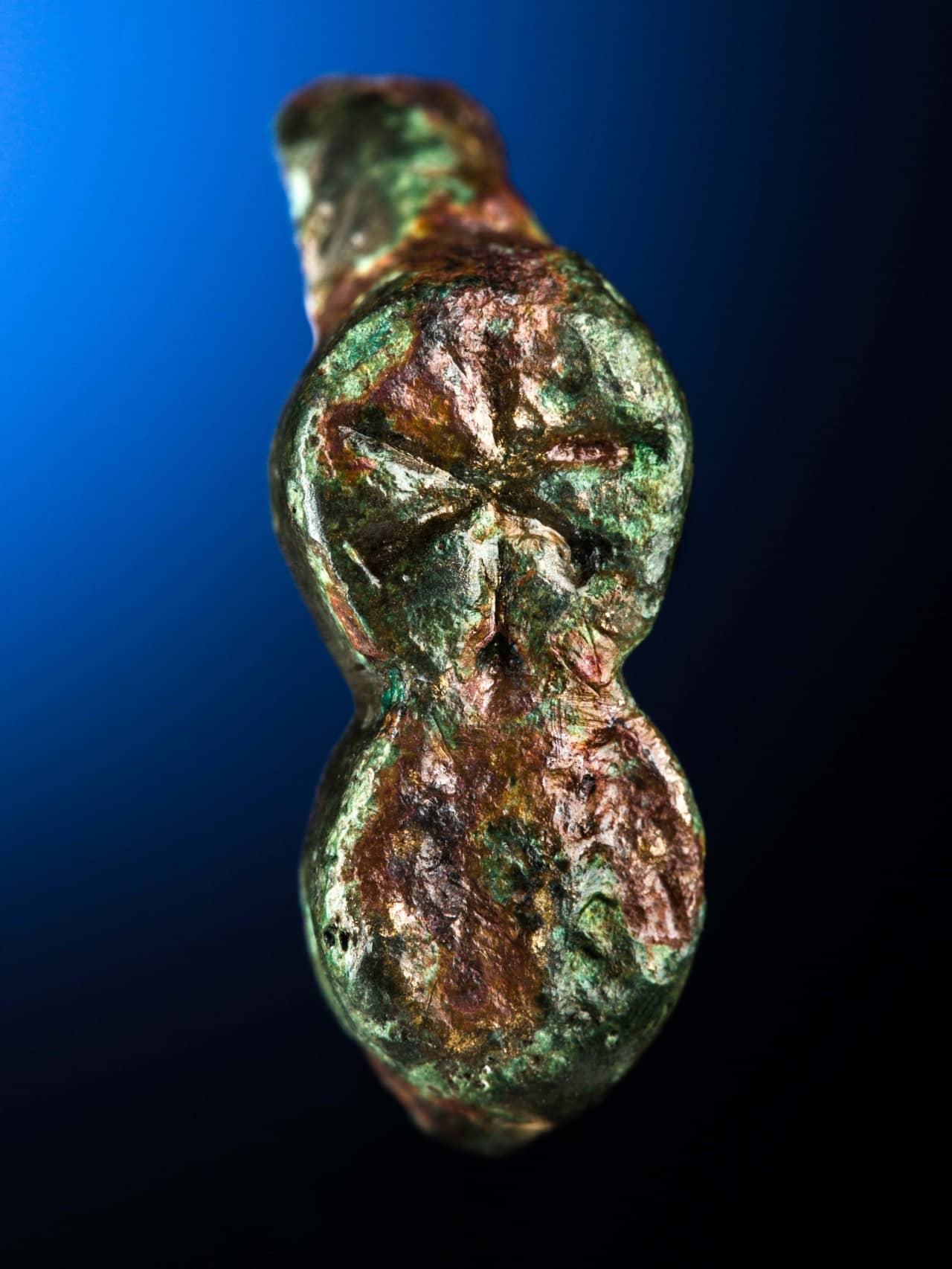 Fingerring aus patinierter Bronze mit einer Ringplatte zwei runden Flächen mit einen einpunziertem Christogramm.