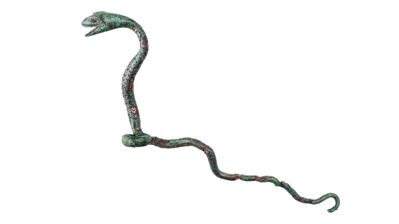 Plastische Schlange aus grünlicher Bronze.