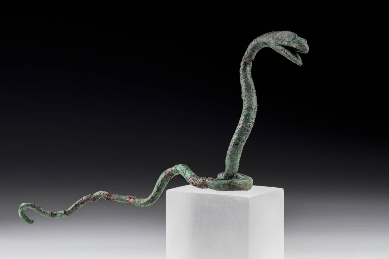 Plastische Schlange aus Bronze.