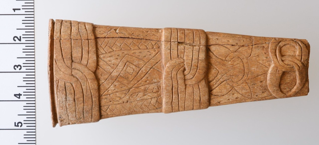 Messeretui aus geschnitztem Knochen mit Flechtbandverzierung.