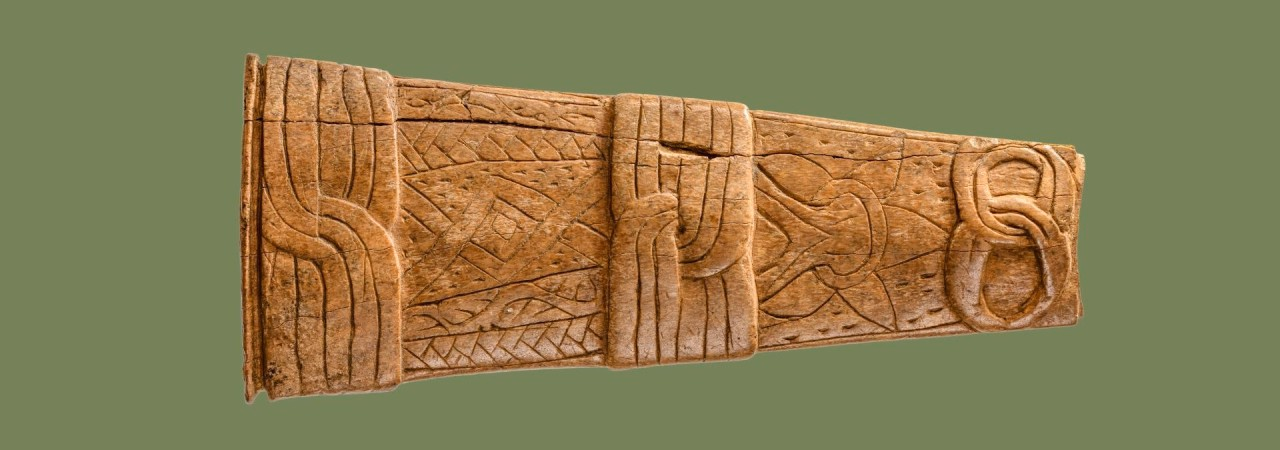 Messeretui aus geschnitztem Knochen mit Flechtbandverzierung.