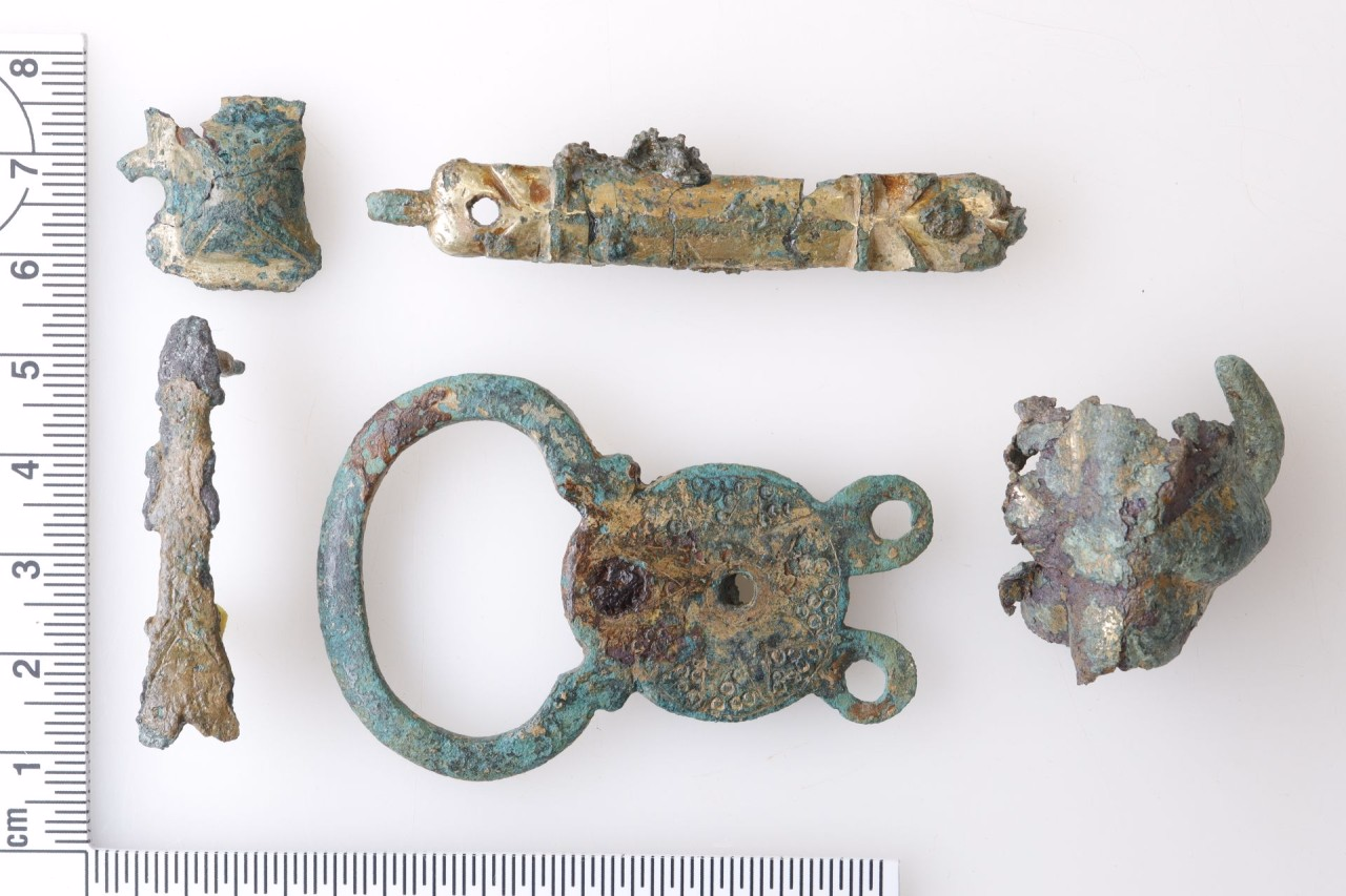 Fünf objekte aus grünlicher Bronze, vergoldet. 