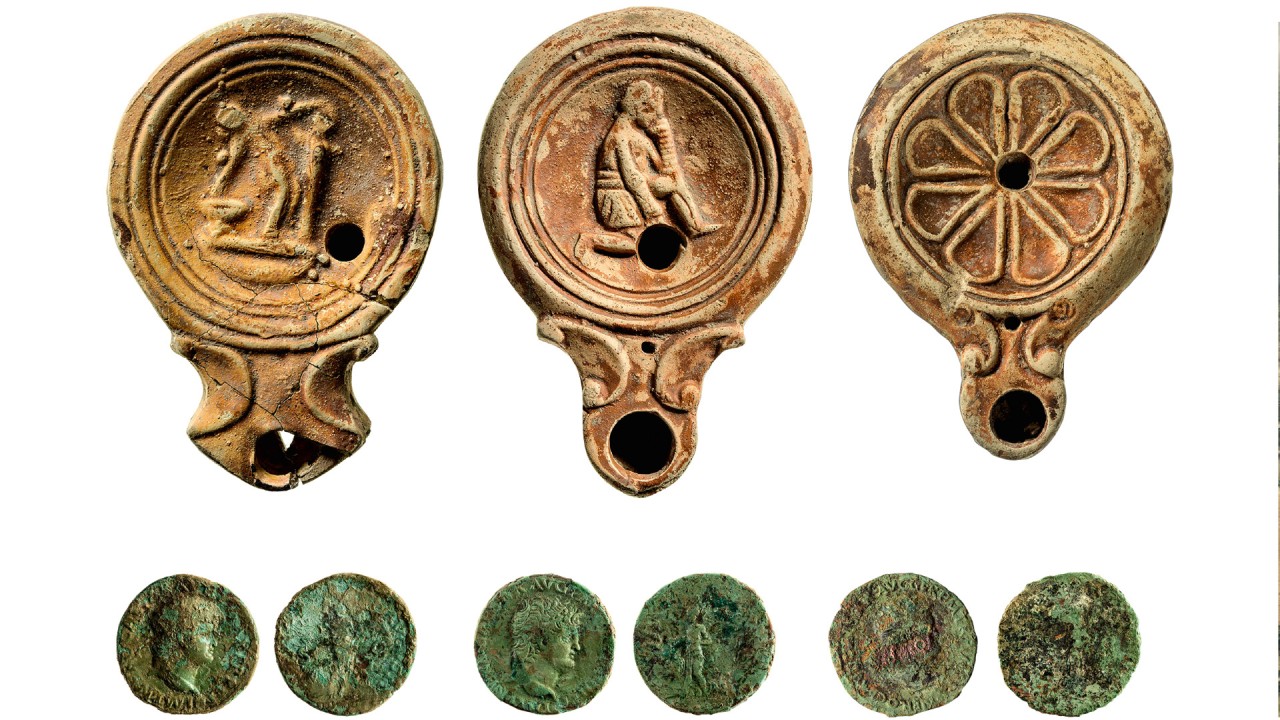 Drei Lampen und die zugehörigen Münzen (Vorder- und Rückseite).