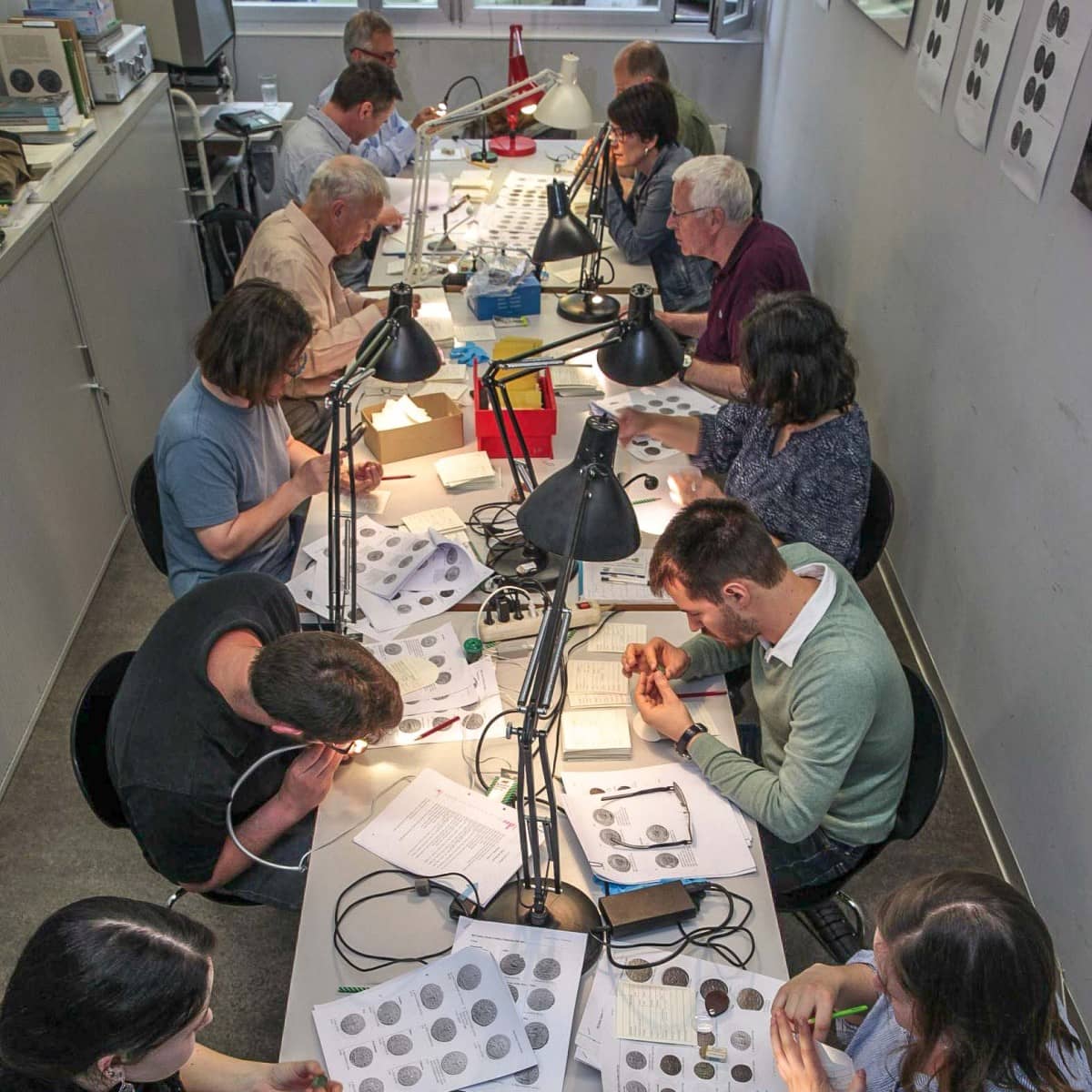 Numismatiker bestimmen Münzen 