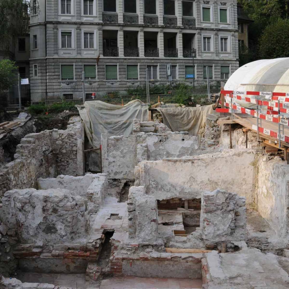Blick auf die Ausgrabung Hinterhof in Baden 2009, im HIntergründ der Gasthof Bären.