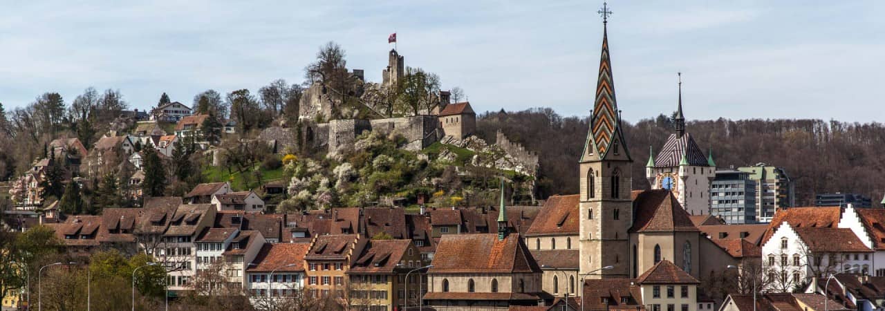Blick auf die Burgruine Stein inmitten der Stadt Baden. 