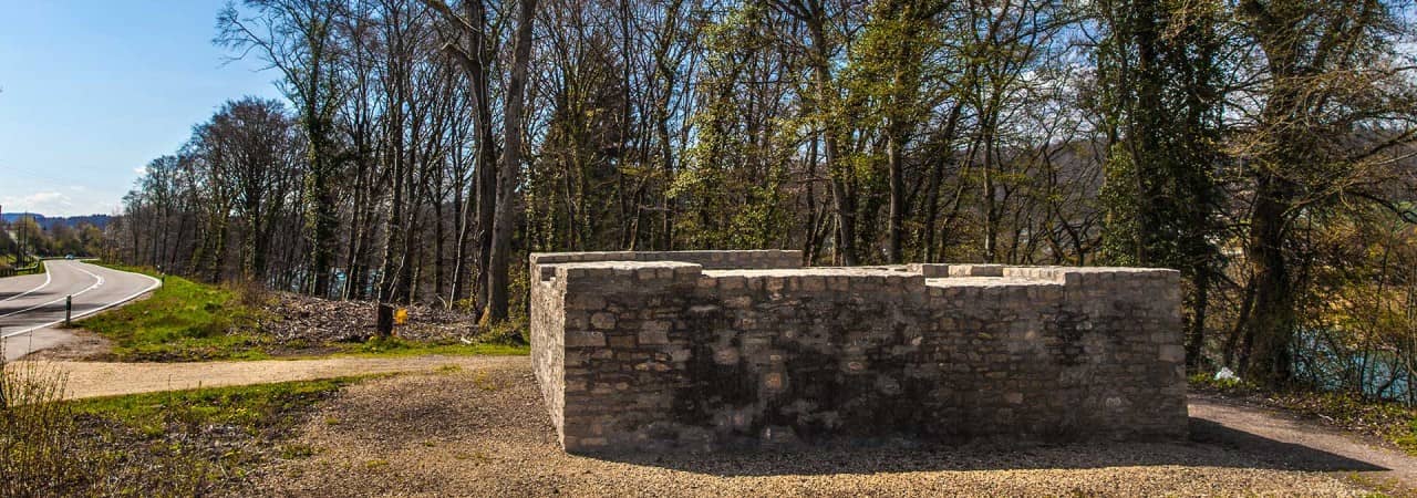 Blick auf die sanierte Ruine des römischen Wachturms Kleiner Laufen.