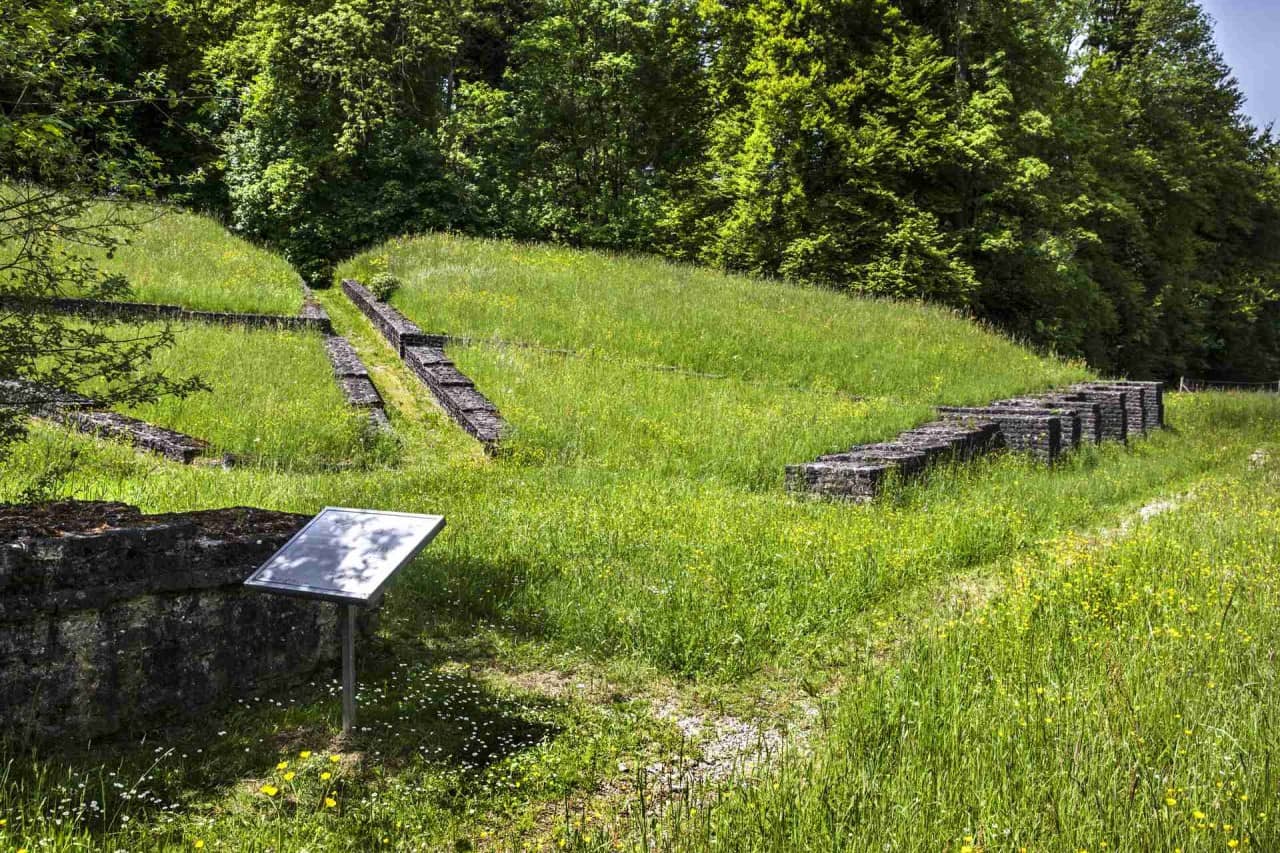 Das römische Theater von Lenzburg mit Infotafel links im Vordergrund.