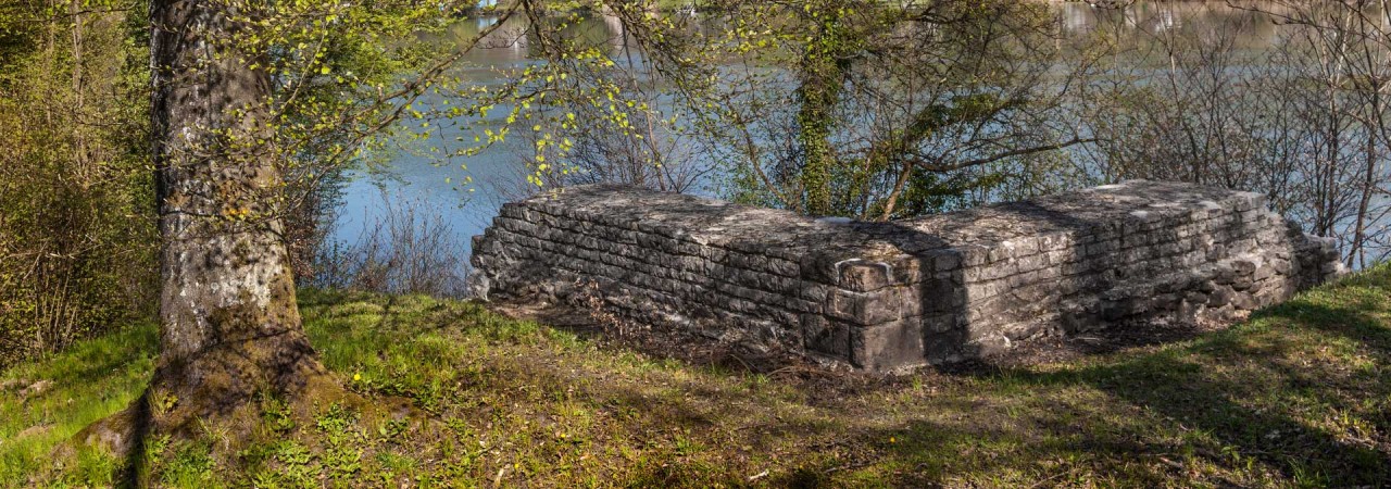 Das Mauerviereck des römischen Wachturms Fahrgraben direkt am Rheinufer.