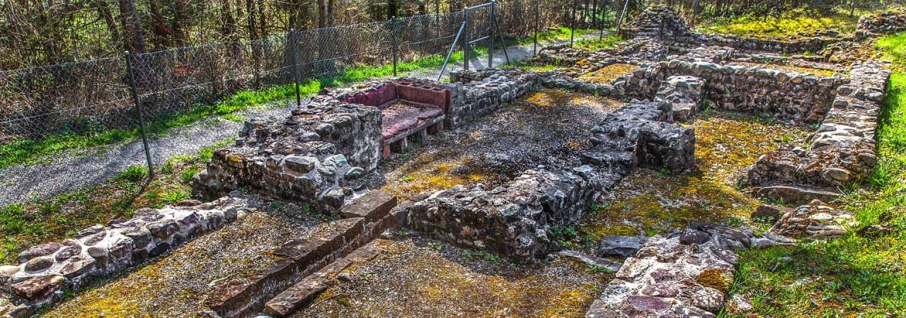Blick auf die Ruine des römischen Bades in Oberlunkhofen.