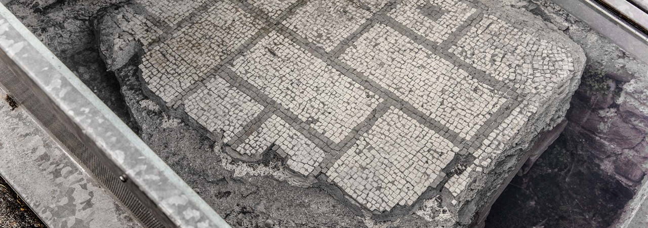 Der Mosaikboden an Ort und Stelle.