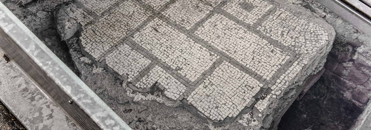 Blick auf das erhaltene Teilstück des römischen Mosaikes.