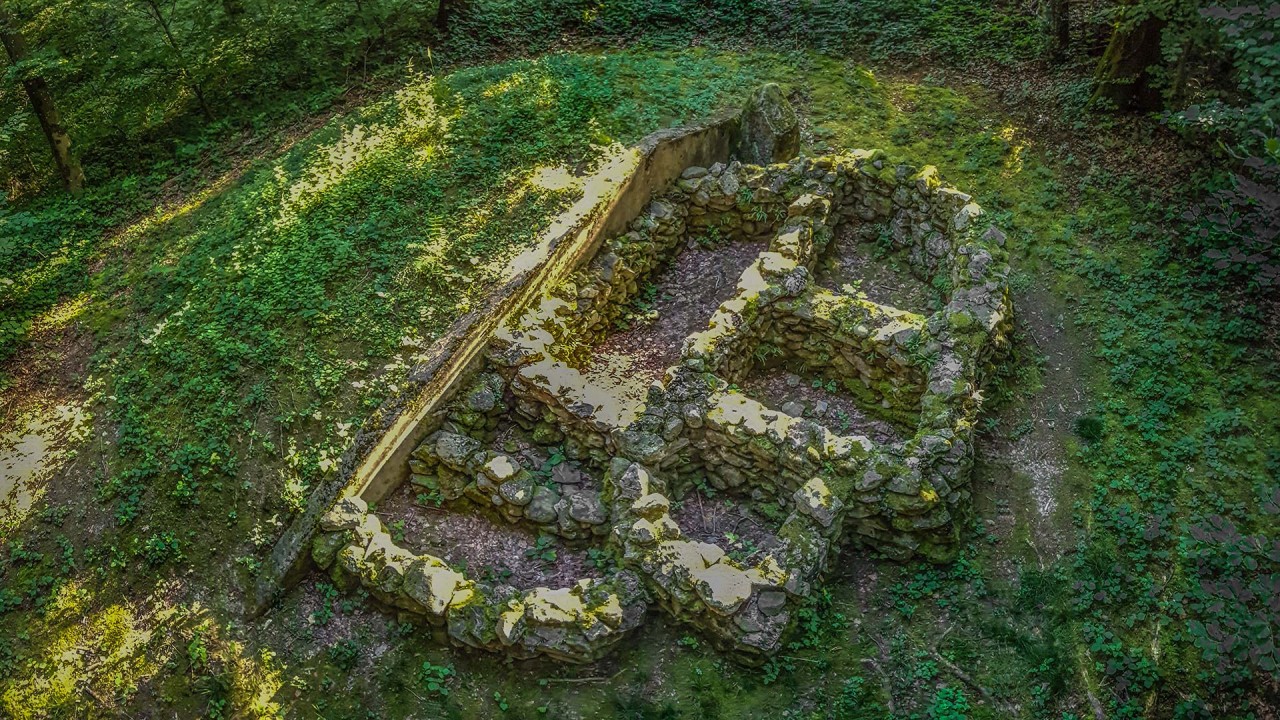 Die Steinmauern der Grabkammer im Vordergrund.