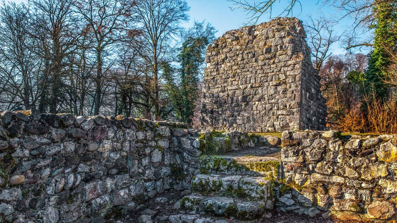 Blick Richtung Turm, im Vordergrund eine Treppe.