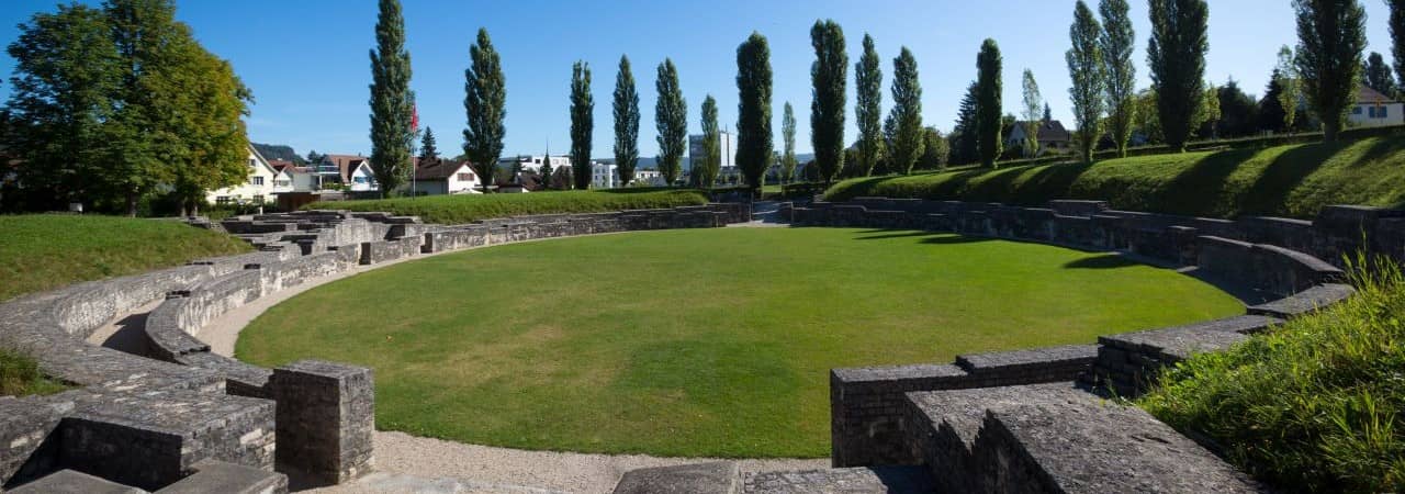Blick ins römische Amphitheater von Vindonissa.