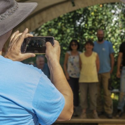 Ein Freiwilliger fotografiert das Freiwilligenteam der Kantonsarchäologie.