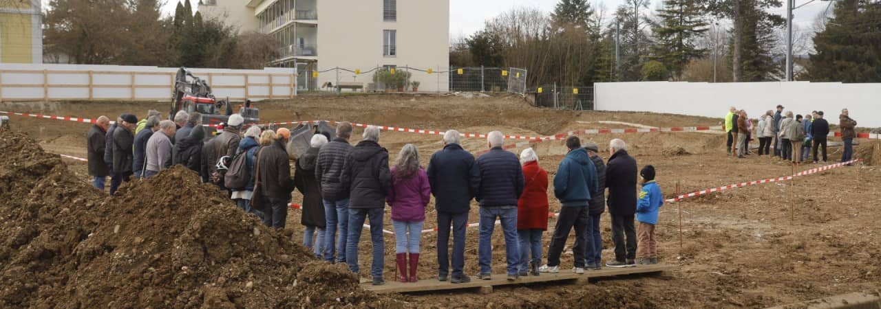 Besuchende auf einer Ausgrabungsführung.
