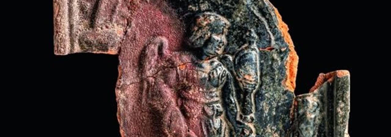 Hochrechteckige Ofenkachel mit dem Relief einer Frau.