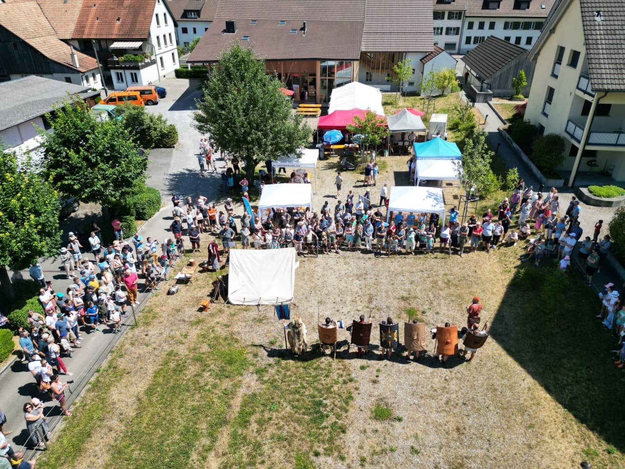 Am Kulturerbe-Tag 2023 in Würenlingen exerziert die 11. Legion vor Publikum. 