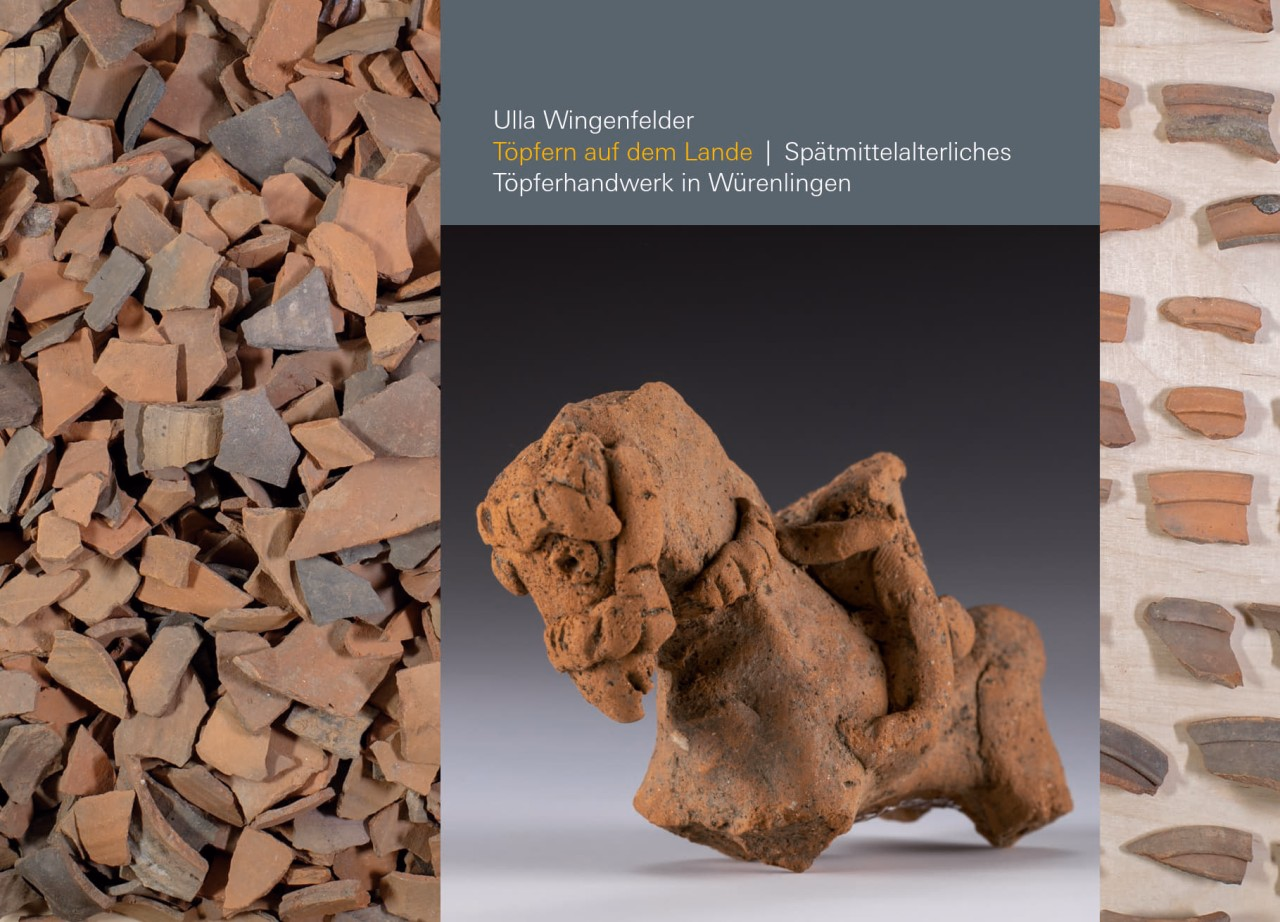 Buchcover mit Reiterfigur, im Hintergrund Hunderte von ausgelegten braunroten Scherben.