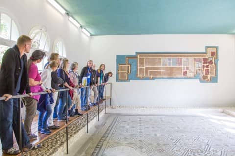 Besucherinnen und Besucher bei einer Führung im Schutzbau der römischen Mosaike von Zofingen.