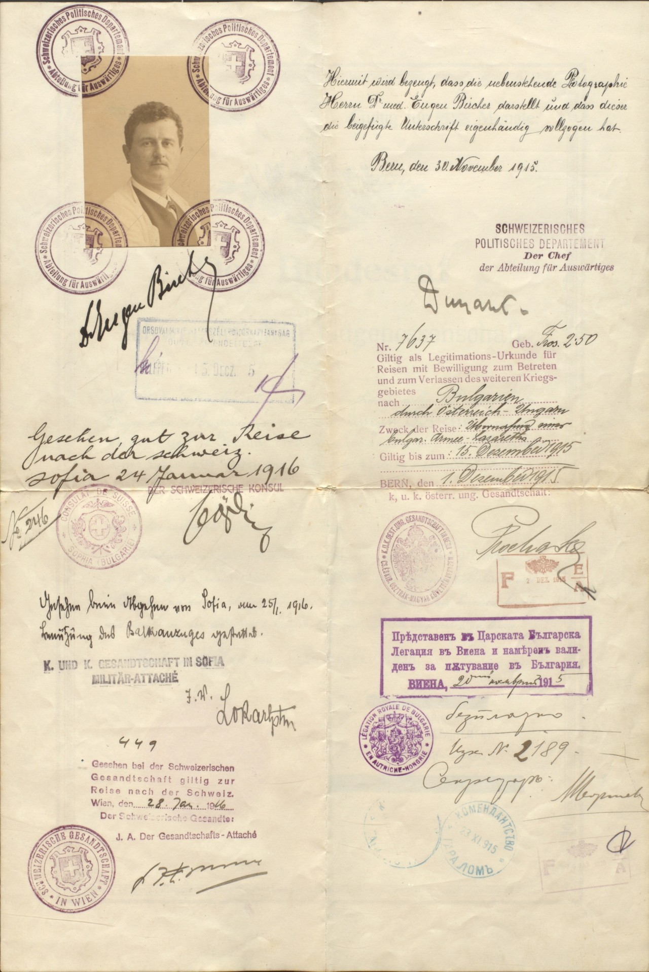 Alter Reisepass mit vielen Stempeln und Foto eines Mannes oben links.