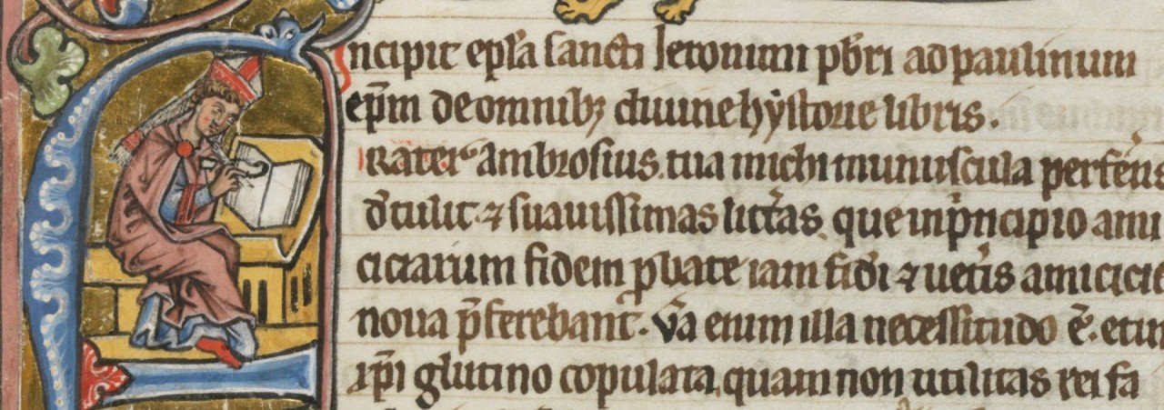 Mittelalterliche Buchillustration mit einem sitzenden Mann in rotem Gewand und Hut, der in einem aufgeschlagenen Buch schreibt. Rechts davon handgeschriebener lateinischer Text auf Pergament.